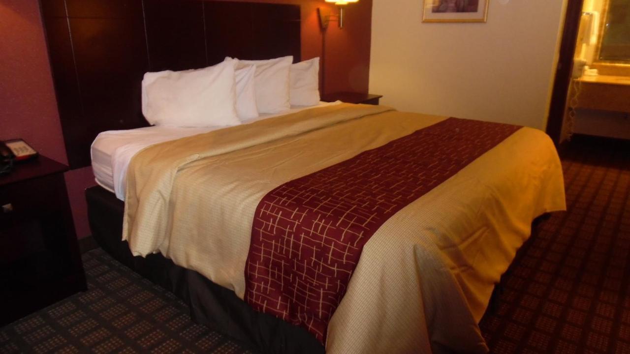 Red Roof Inn & Suites Oklahoma City Southwest Экстерьер фото